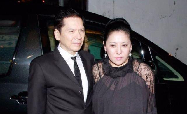 而向华炎的右边第二个看起来并不那么友好的小伙子