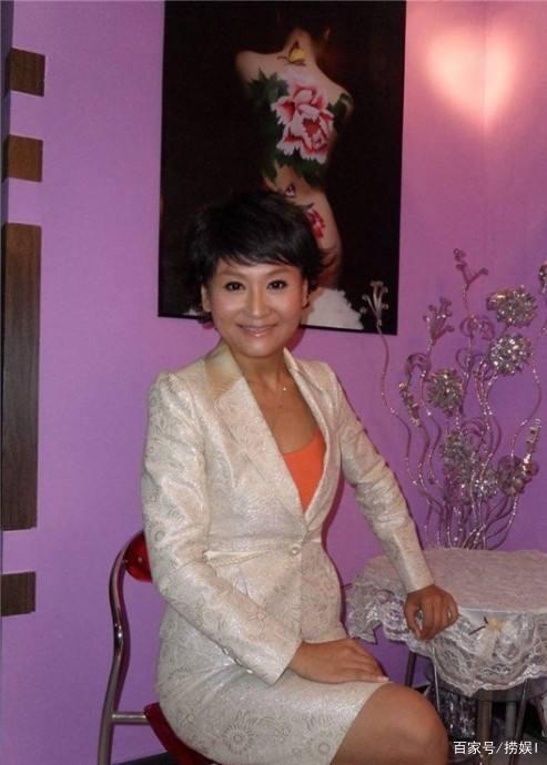 前央视名嘴曹晴:为爱情远嫁美国,却惨遭丈夫虐待今成"笑话"