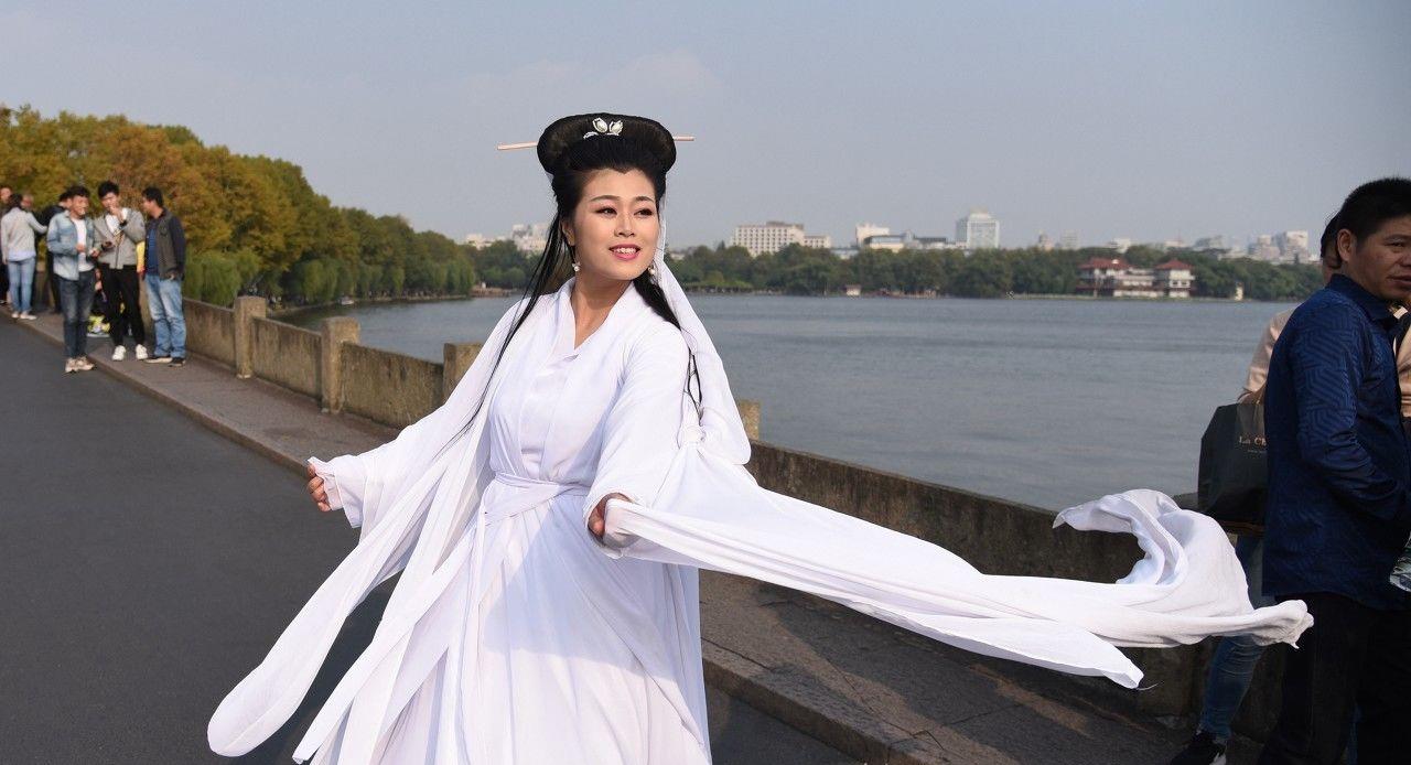 西湖穿越来了一个白娘子在断桥上找许仙见了保安现原形