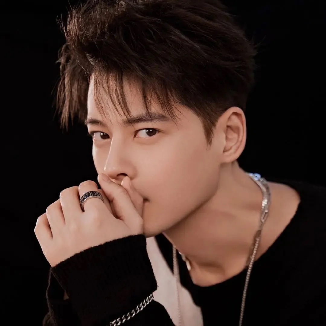 网友称车银优很像年轻时的郭品超,笑起来的笑眼有点像林志颖!