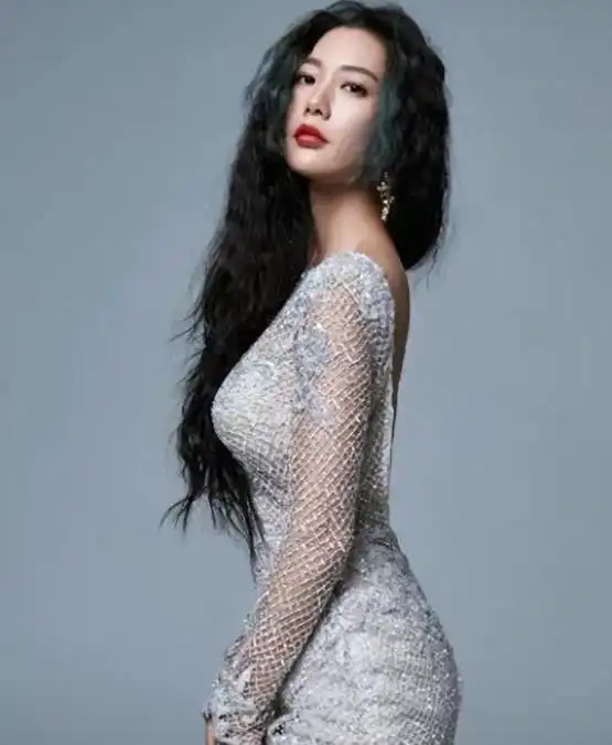 克拉拉绝美时刻168的黄金三围腰臀比太好看了令人羡慕不已