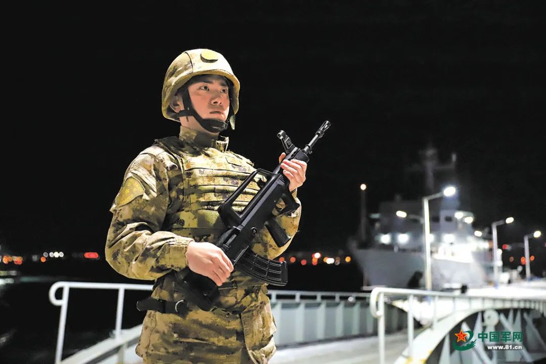 海军某支队哨兵正在站岗.吴浩东 摄