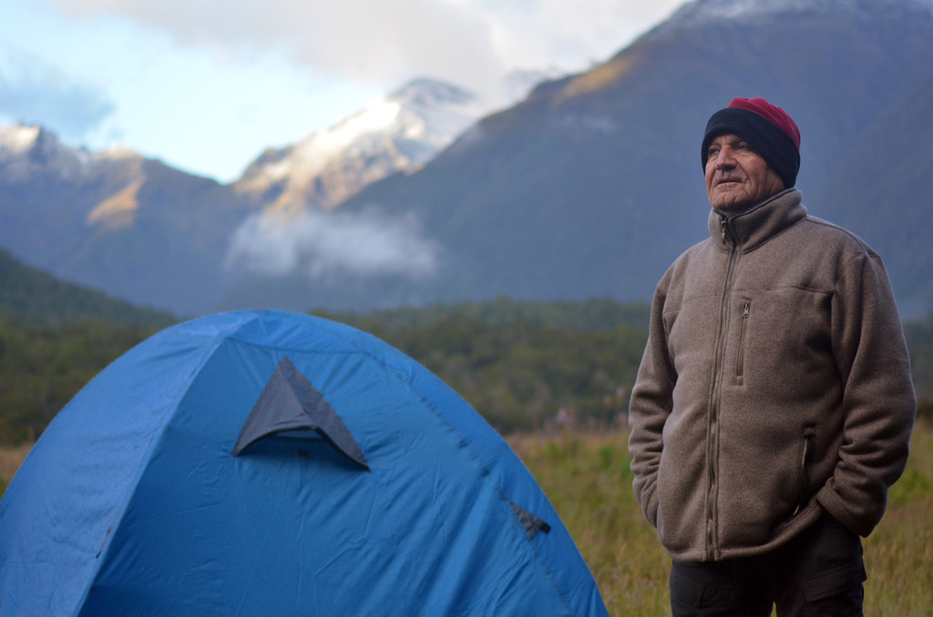 成熟的男人露营,成熟的男人,野营的性质.