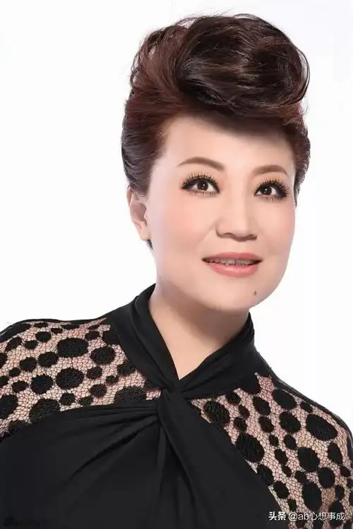 小香玉和樊泽锋结婚后 小香玉为丈夫樊泽锋生下一个儿子.