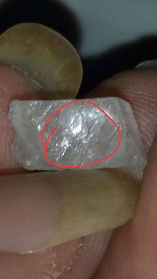 请问这是钻石原石金刚石吗?