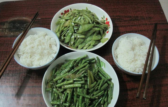 老公月入3000,每天就吃这样寒酸的饭菜,真是让我忍无可忍了!