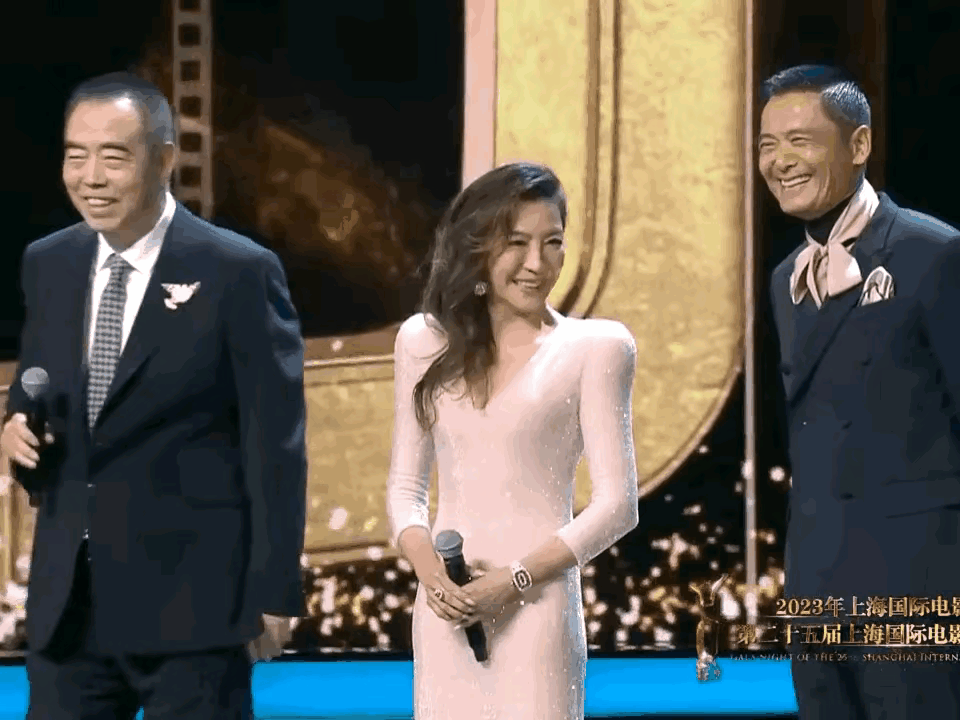 周润发多高你们自己看,昨晚跟陈凯歌同台对比,陈凯歌典型的1米85,影视