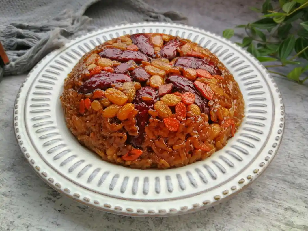 红糖糯米饭的家常做法,色泽红亮,软糯香甜,寓意好宴客有面子