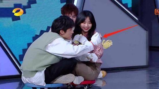 《快本》谭松韵坐滑板撞到张新成,谁发现张新成的举动?有点甜!