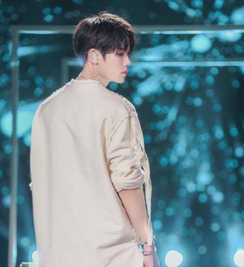 赵露思开玩笑说自己153,看到一张她和林彦俊的照片.网友:开个玩笑.