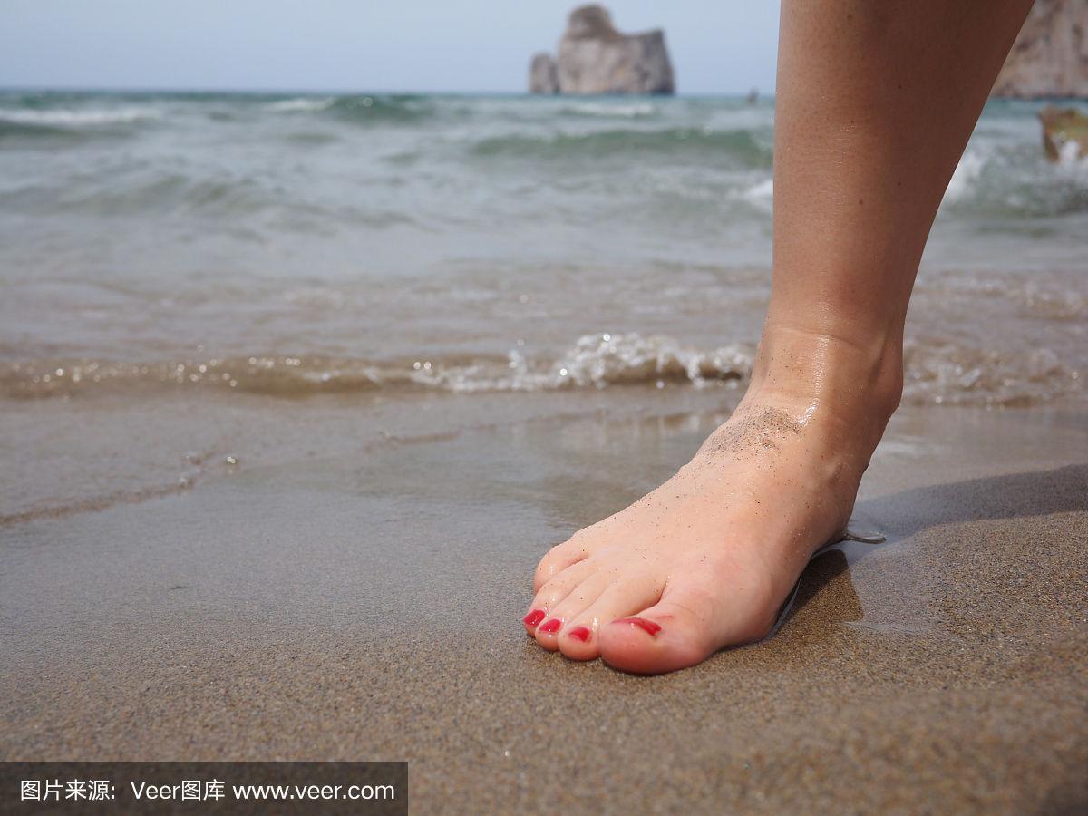 光着脚的女孩在岸边