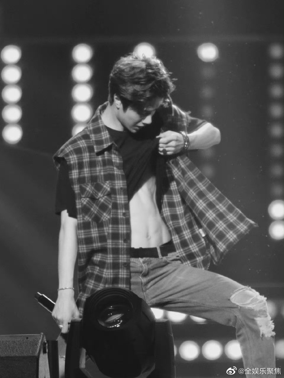 好东西当然要大家就要一起分享啦676767王一博腹肌