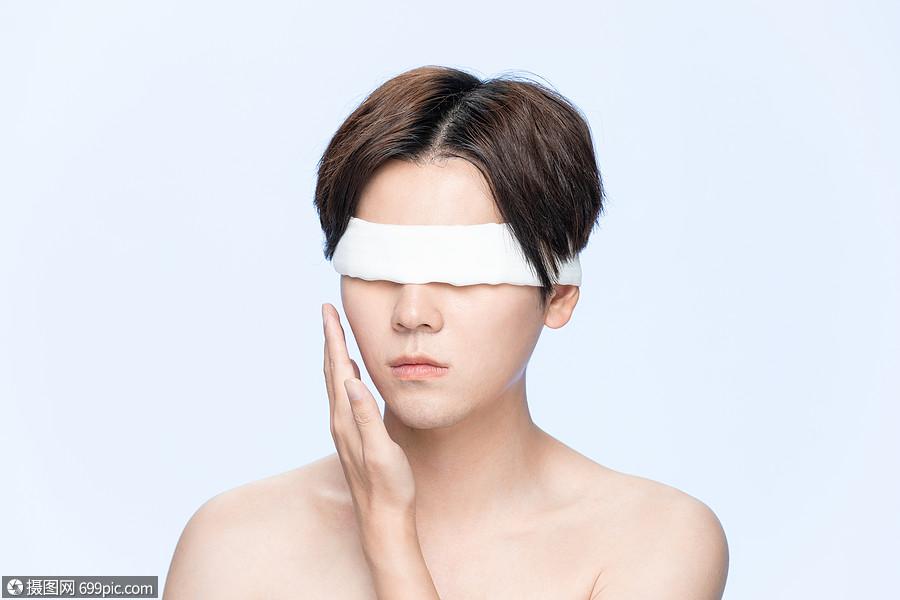 青年男性眼部缠绑手术纱布微整中国人