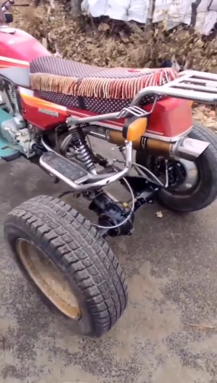 小伙二轮摩托改三轮,还带传动轴转换器,这是怎么改的