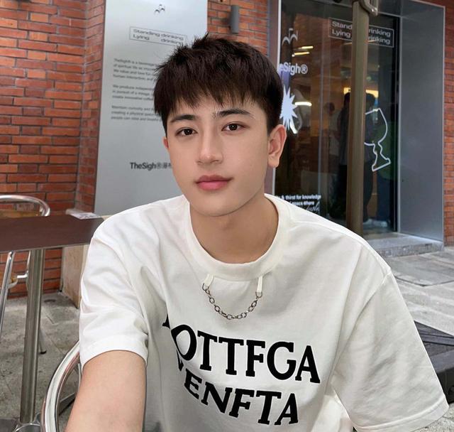 1,微长碎发"短发"是男生在夏季的主流造型之一,虽然说造型款式没有