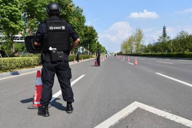 两"犯罪嫌疑人"驾车逃窜,阜阳特警设卡堵截.