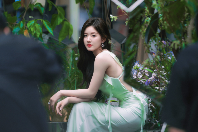 赵露思吊带露背裙##赵露思薄荷绿吊带露背裙