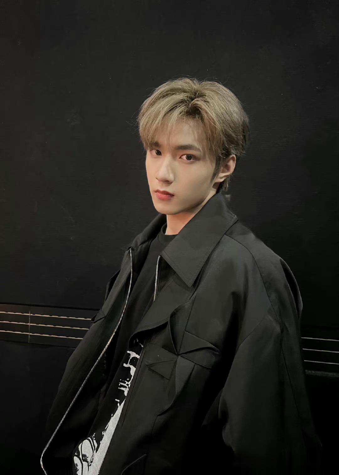 刘耀文六宫格帅照刘耀文晒黑色穿搭六连拍,黑色和小刘的适配度真的是