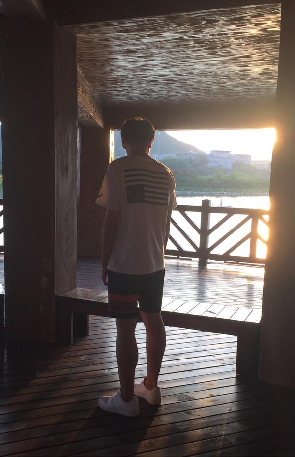 190cm,180斤买supreme的卫衣该买多大码的?