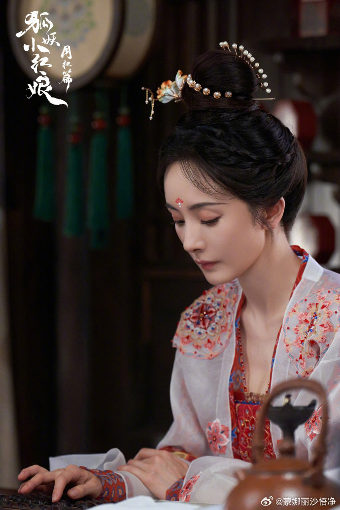 杨幂唐装花钿#杨幂饰演古装美人,唐装花钿惊艳亮相,牡丹花披肩婉约动