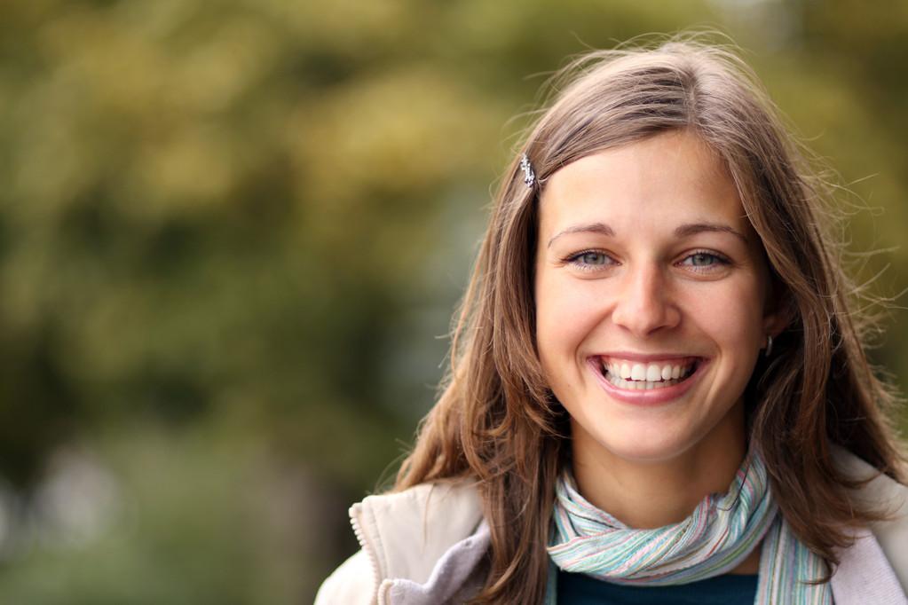 幸福微笑的年轻女人的特写肖像