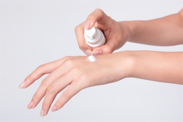 护手霜涂脸了怎么办