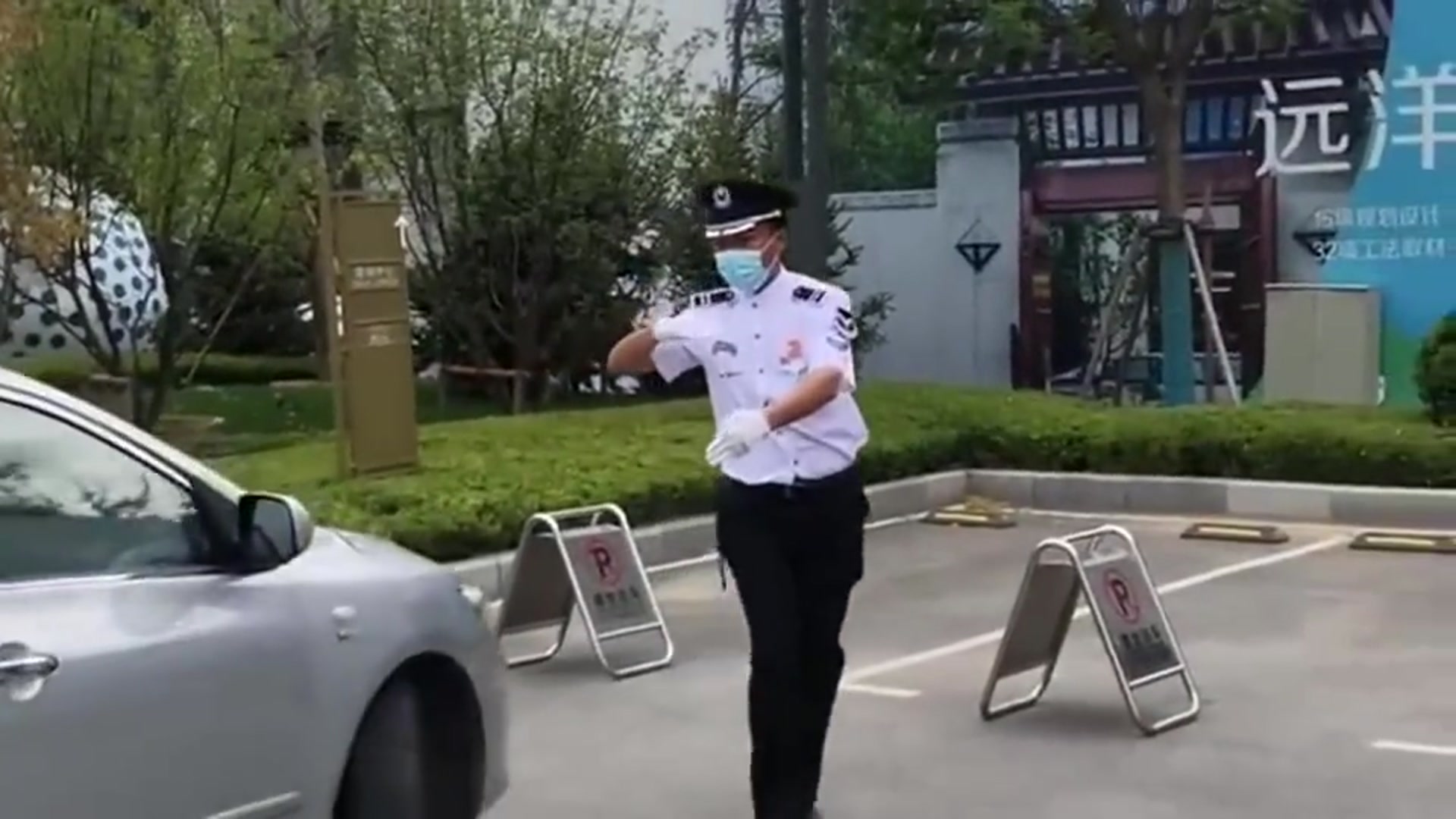 目睹了售楼处保安小哥指挥倒车的全过程,确实到位!