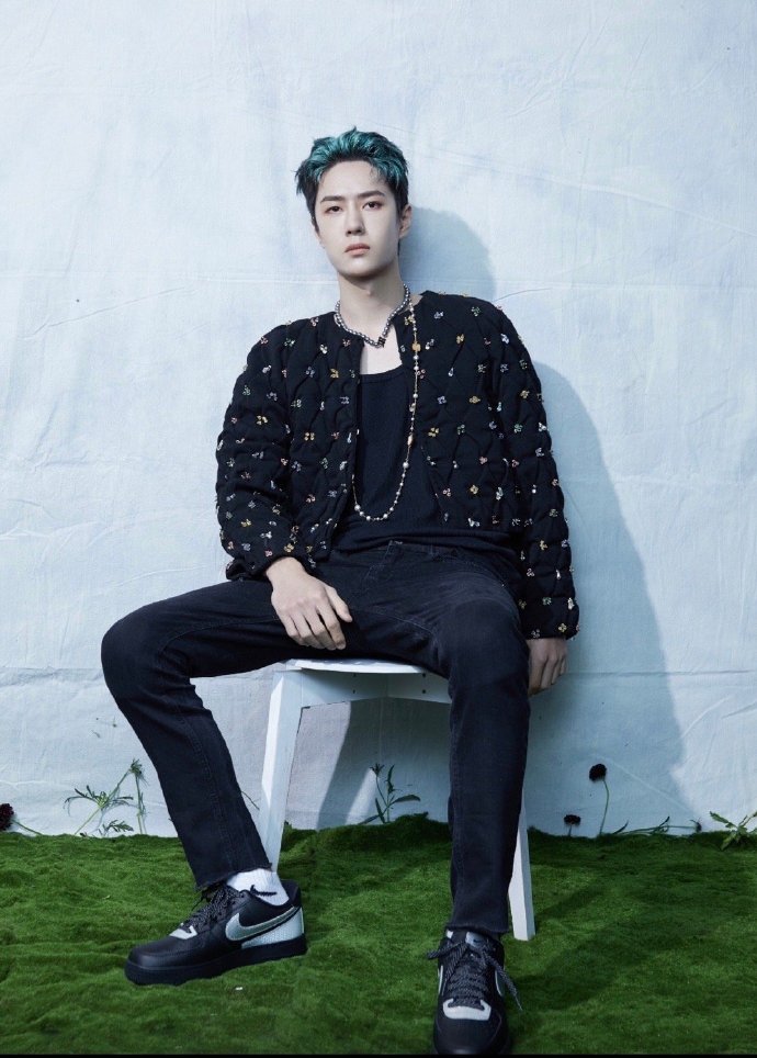 超a的大佬坐姿哇不得不说我哥哥这气势真足@uniq-王一博#王一博