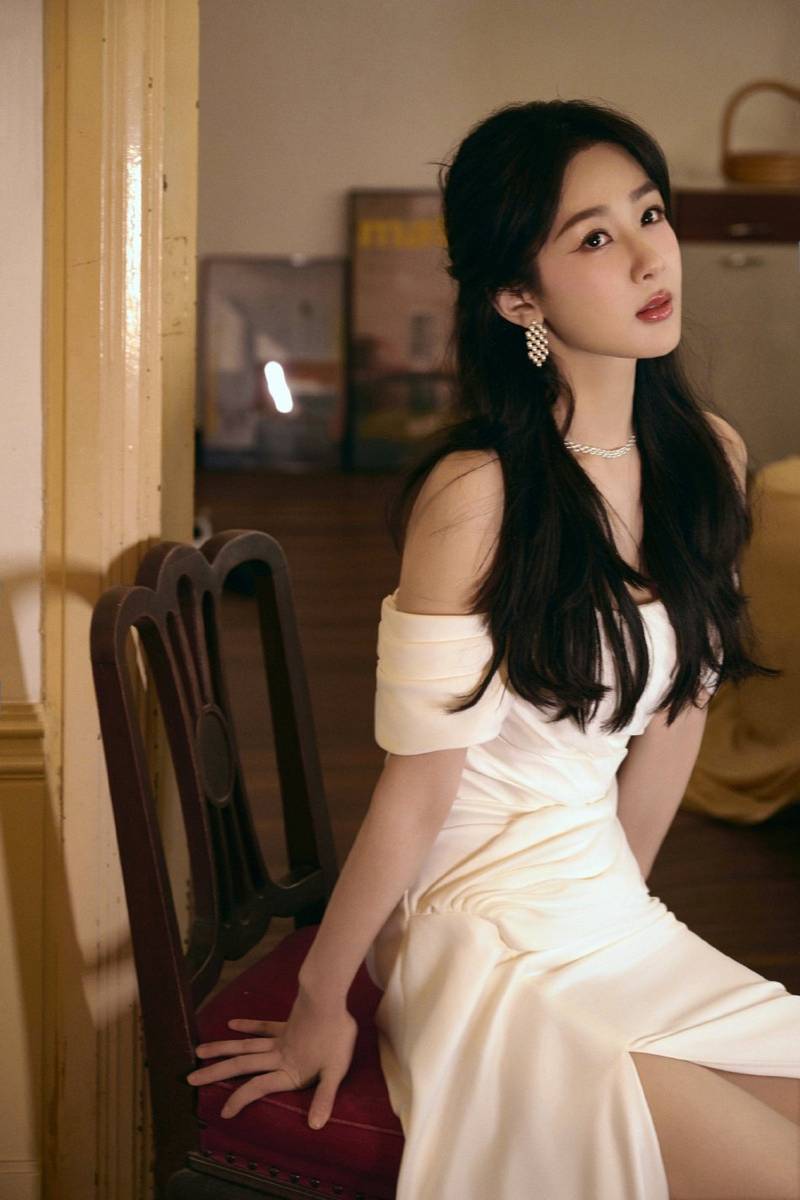 杨紫时尚写真大片,大秀美腿优雅迷人!