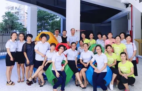 金沙湾小学数学组老师与我园老师合影留念