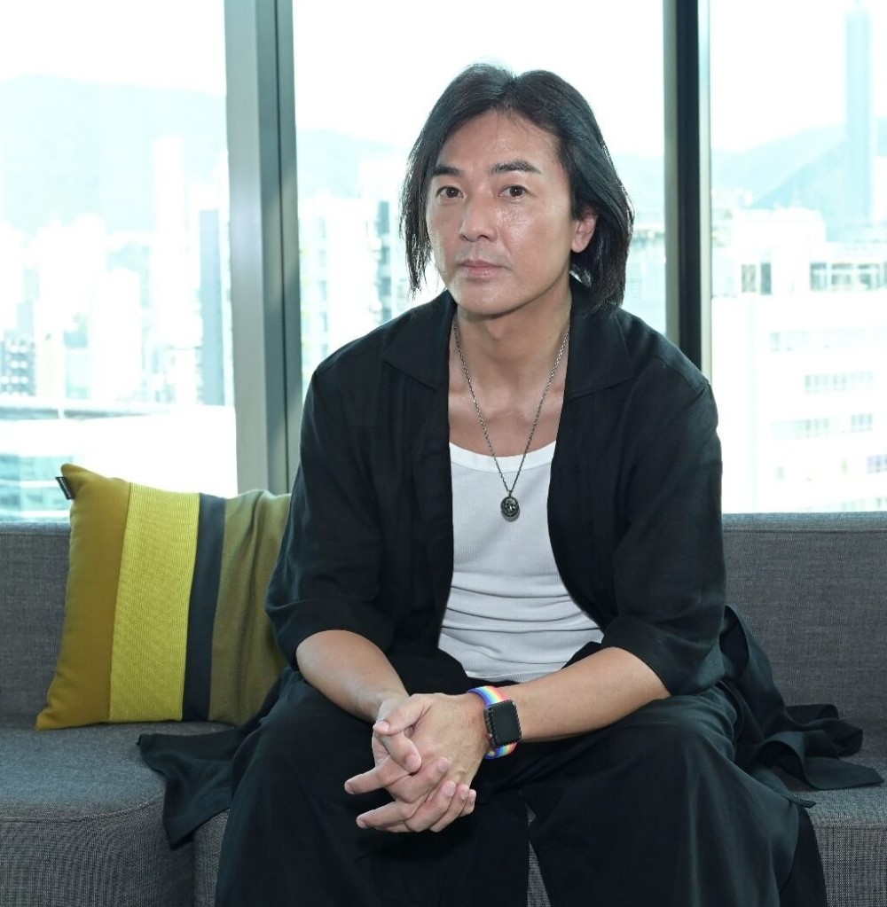 郑伊健探望年迈母亲细心推轮椅,妻子蒙嘉慧移居日本不能一同尽孝_腾讯