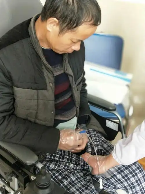 经过学习,患者能自己进行清洁间歇导尿了,为他点赞