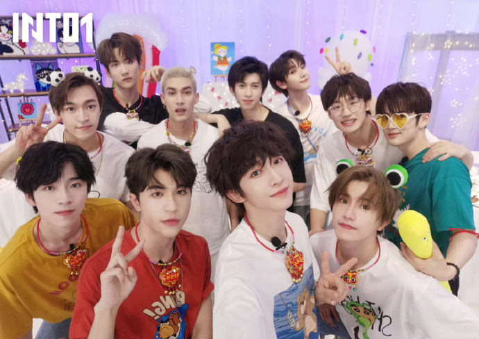 into1复刻成团后第一张合照