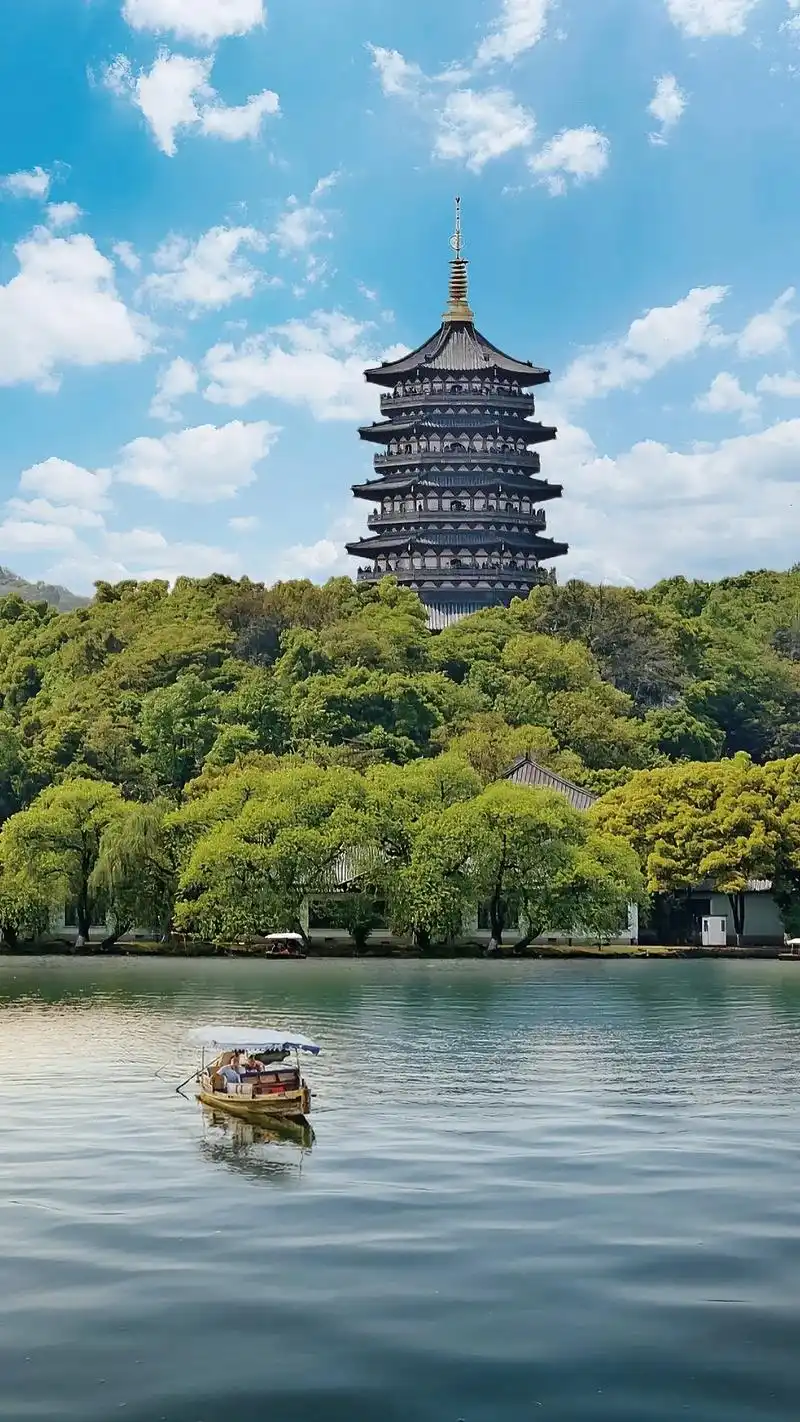 这辈子总要和心爱的人去一趟被称为"上有天堂,下有苏杭"的杭州西湖吧!