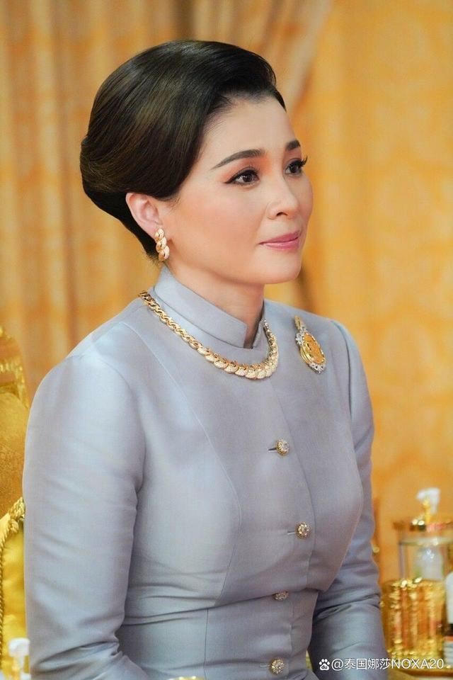 泰国国王王后赴曼谷巴南寺出席佛教活动