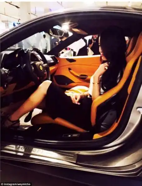 中国女富二代网上晒照炫富