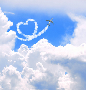 飞机在天空中画出一颗心照片