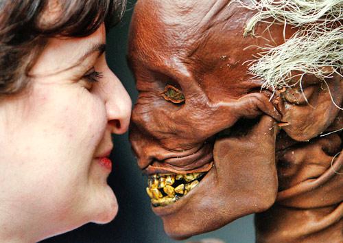 胆小勿看美女与木乃伊亲密接触组图