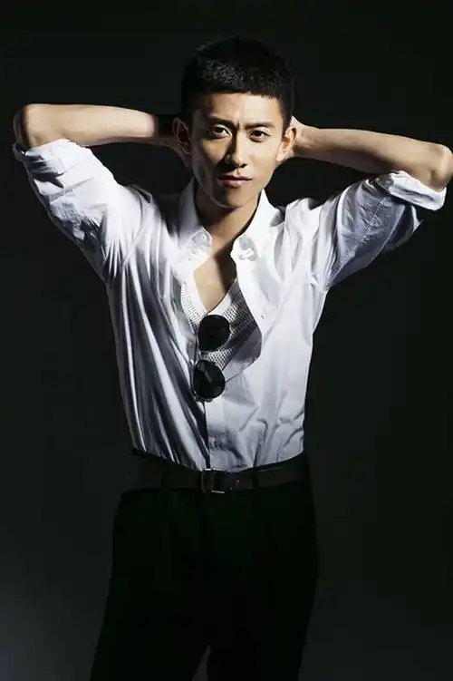 张一山雅痞十足