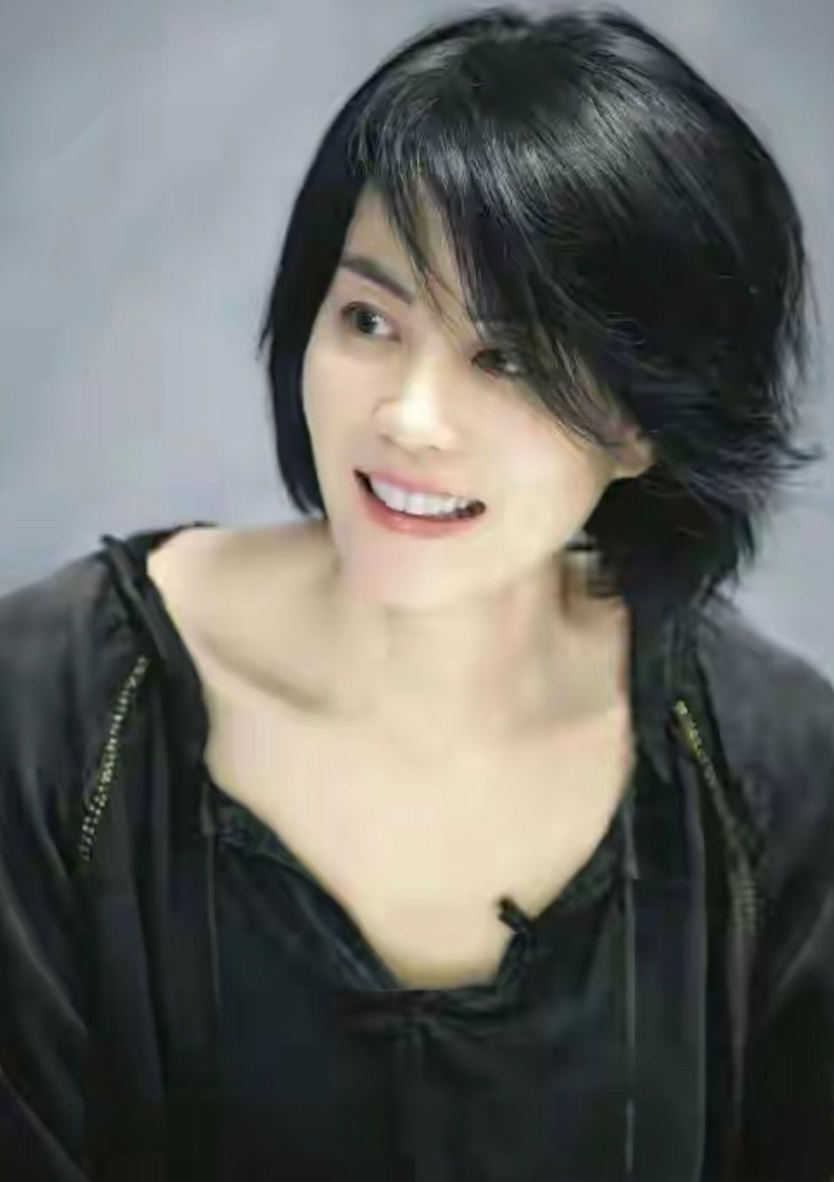 王菲终于换新发型短发烫卷还做了齐刘海和男友人同框不像52岁