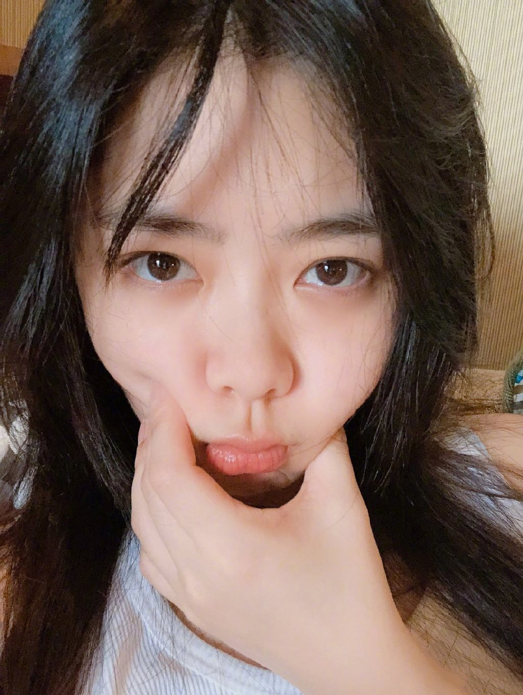 简介:谭松韵慵懒私服自拍照图片,分享一组谭松韵图片给大家,图中的