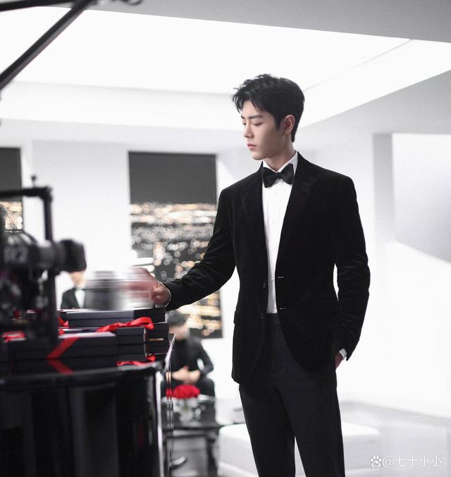 这照片是肖战拍摄拉夫劳伦物料的花絮,当时的物料发布就引起了一波