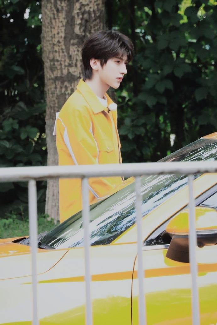 蔡徐坤高清饭拍公开 毛茸茸的小熊公仔一看就很好rua