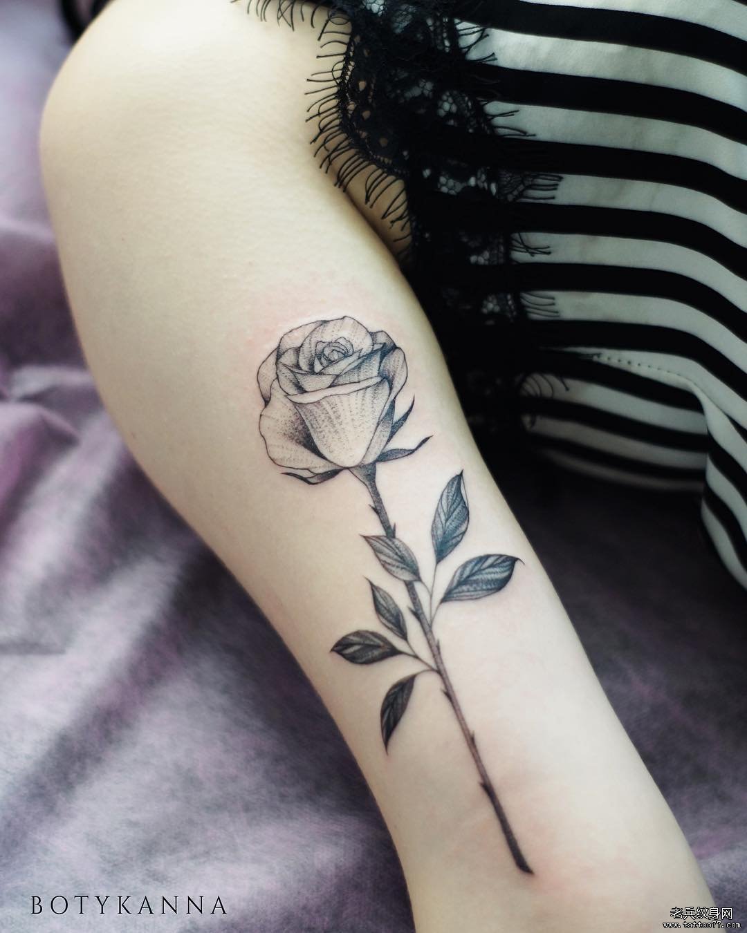 黑灰简约花手臂纹身图案
