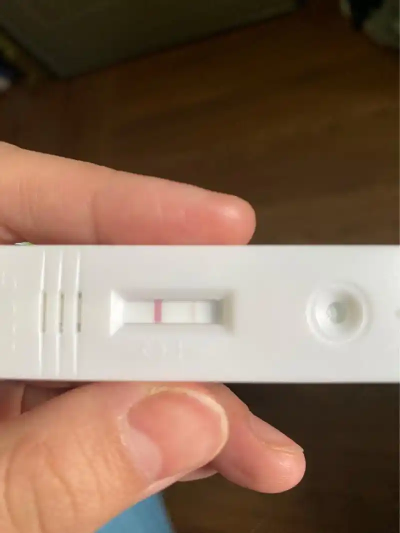 验孕棒两条杠～ 早上七点多起来看了一眼没有就放一旁继续睡觉了,中午