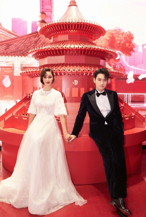 惹恼张歆艺后袁弘在线夸媳妇晒二姐健身照腹肌马甲线太优越