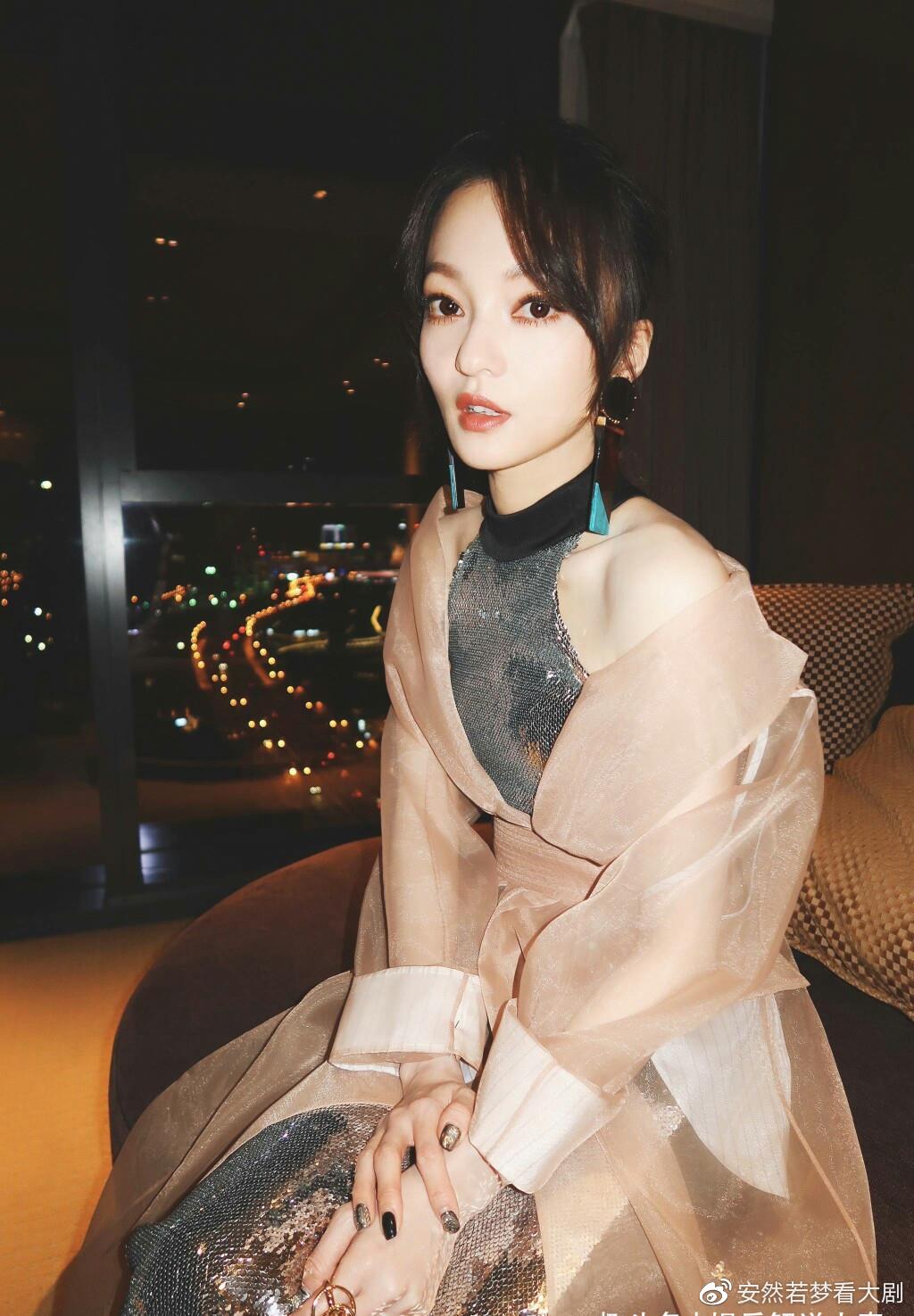 39岁张韶涵练空中瑜伽悬在空中摆一字马曲线凹凸没赘肉