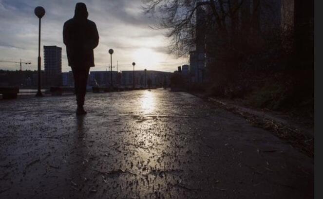 一个男人孤独沧桑背影图片,夜晚街上孤独男人背影