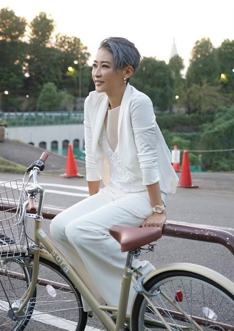 梁静在国外美得真高调,短发挑染成奶奶灰张扬又帅气,看着比190cm管虎