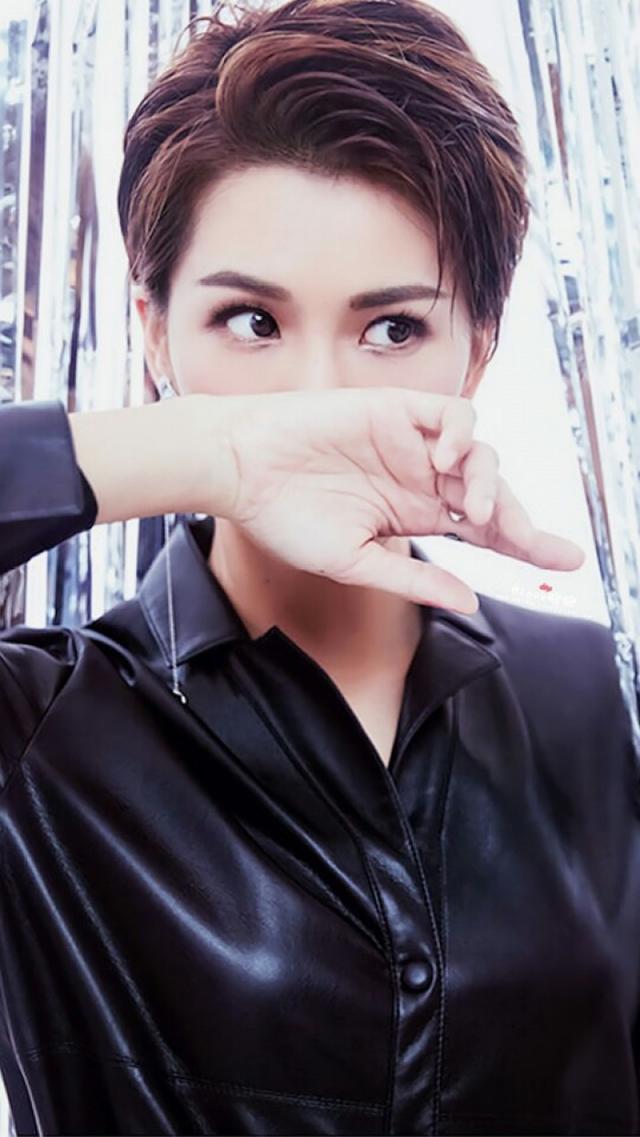 短发的曾沛慈,干净利落气质清爽